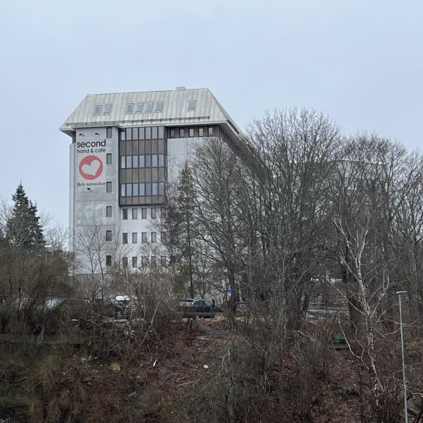 Parkering vid secondhandbutiken i Tumba upphör 1 janauri.